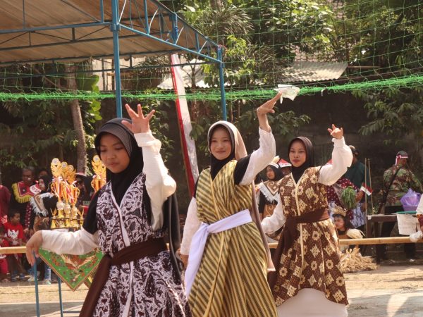 GALERI FOTO MOMEN JUARA: Santri dan Masyarakat RT 01 Kompak, Dua Prestasi Berhasil Diraih!