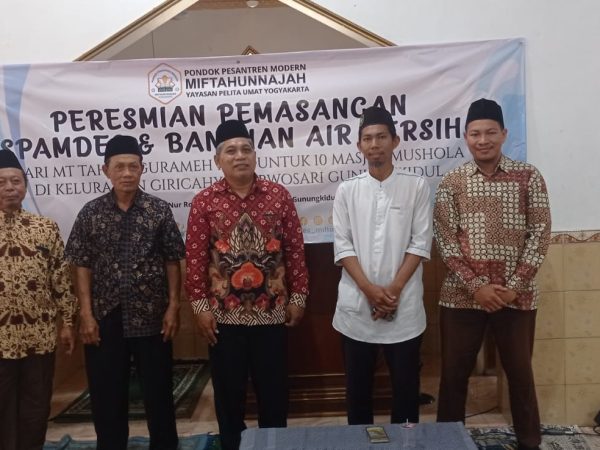 Gelar Pengajian di Giricahyo, Ustadz Siswo Bowo Laksono Bersama Ponpes Miftahunnajah Serahkan Bantuan Air Bersih