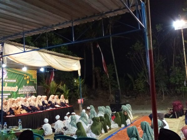 Padukuhan Wonosobo Bersholawat: Santri Miftahunnajah Kolaborasi Hadroh Warga, Pererat Ukhuwah dan Cinta Rasulullah