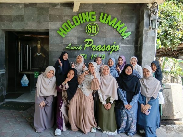 Memperluas Ruang Belajar, Tata Busana Miftahunnajah Kunjungi Industri Tenun Lurik Prasodjo hingga BTC Solo dengan Support Orangtua