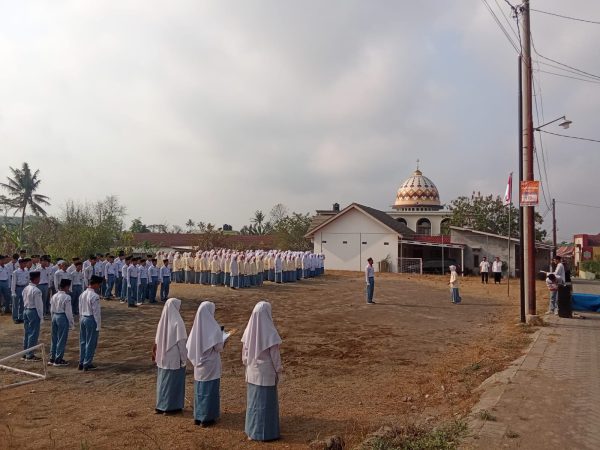 Upacara Bendera di MA Miftahunnajah, Ruang Belajar Kepemimpinan, Kebersamaan, dan Cinta NKRI