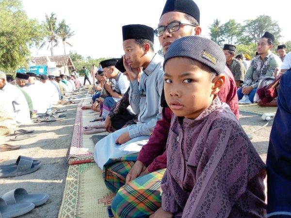 Ikhtiar Memohon Hujan, Santri MA Miftahunnajah Sleman Bersama Masyarakat Ikuti Sholat Istisqa di Lapangan Mrisen
