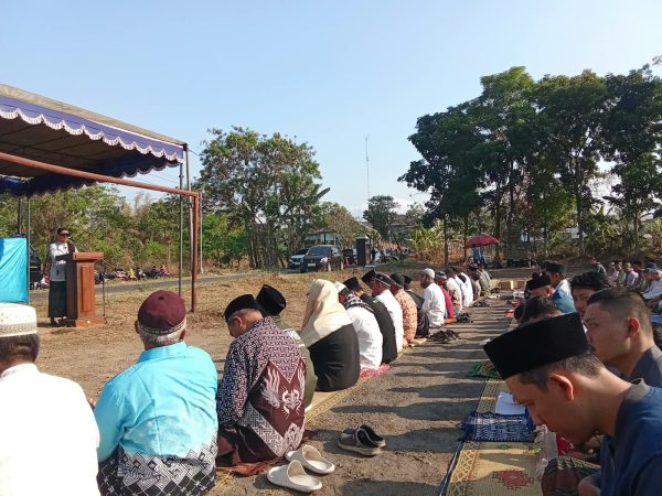 Ini Isi Pesan Ustaz Tajul Muluk, S.Ud., M.Ag., dalam Khotbah Salat Istisqa di Lapangan Mrisen