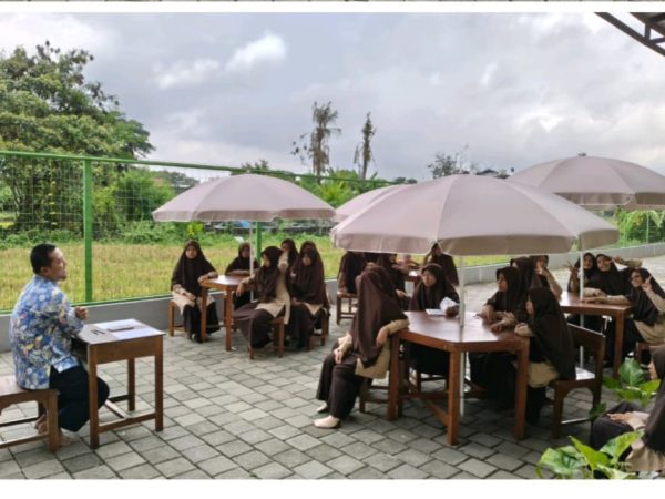 TERAS MTs Miftahunnajah: Hadirkan Sensasi Belajar ala Cafe, Literasi Makin Asyik di Bawah Langit Terbuka